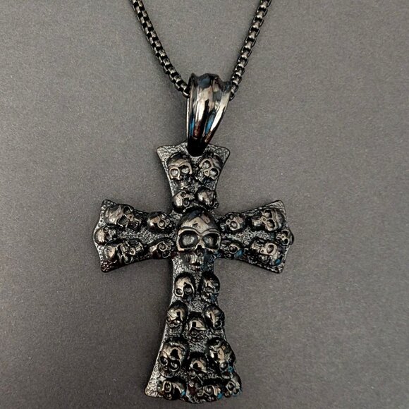Black metal cross with skulls necklace - Picture 6 of 11